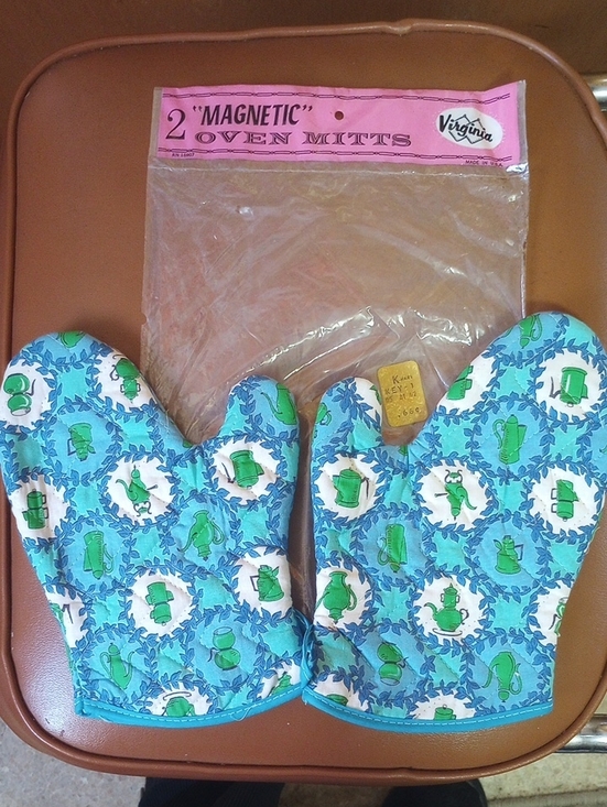 Other - Virginia Vintage Retro Colorful Oven Mitts. Blue Green Aqua White. Open Package